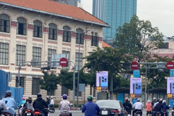 Quảng cáo màn hình LED dọc trạm xe buýt Hàm Nghi