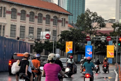 Quảng cáo màn hình LED dọc trạm xe buýt Hàm Nghi